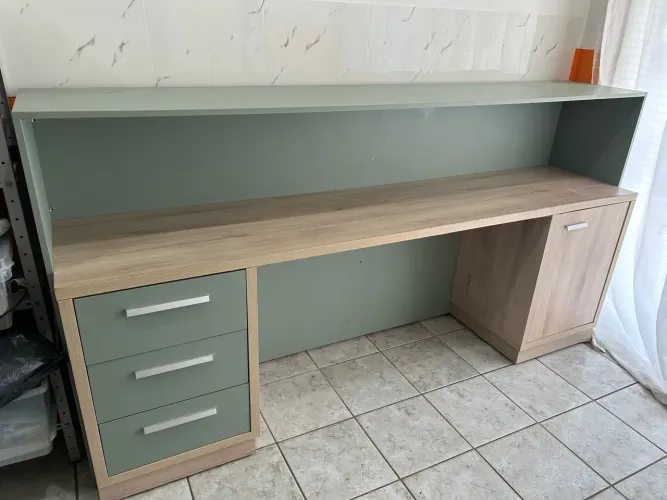 VENDO MESA DE ESCRITÓRIO COMPLETA COM GAVETEIRO E ARMÁRIO