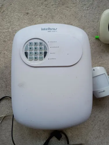 Vendo Central de alarme monitorada AMT 2008 RF Intelbras com 8 zonas. LEIAA.