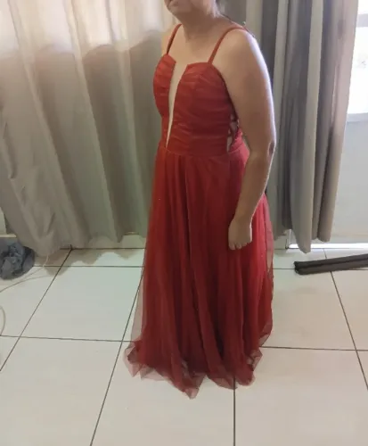 Vestido de festa longo com detalhe em Tule