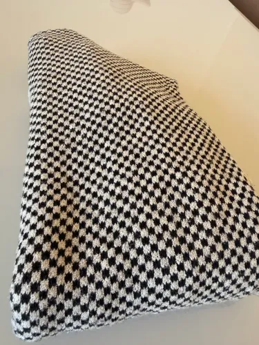 Poncho Feminino de Tricô Gola Alta Preto e Bege - Excelente Estado