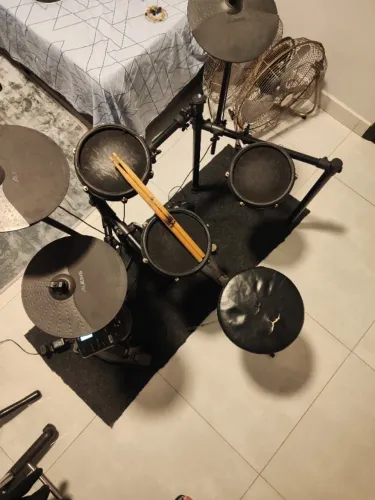Bateria Eletrônica Alesis Nitro Mesh (Usada) + Banco & Pedal de Bumbo 