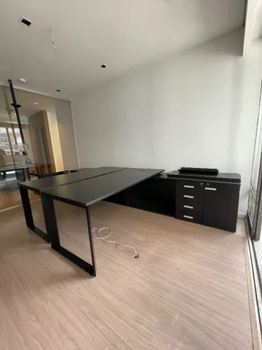 Mesa de Escritório Larga (1,81m) com Passe de Cabos + Armário e Gaveteiro Embutido