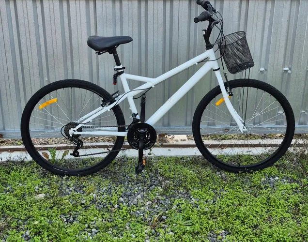 Bicicleta urbana branca com cesta - bom estado