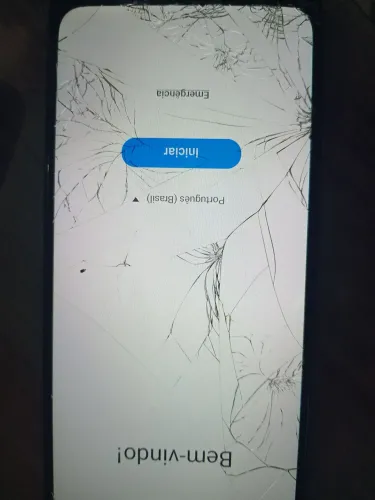 Celular com a tela toda trincada tudo focionando
