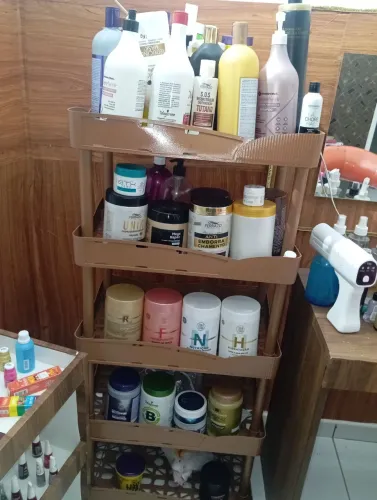 Estante e vários produtos de salão 