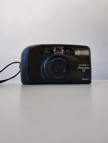 Câmera analógica Yashica Zoomate 70 preta 