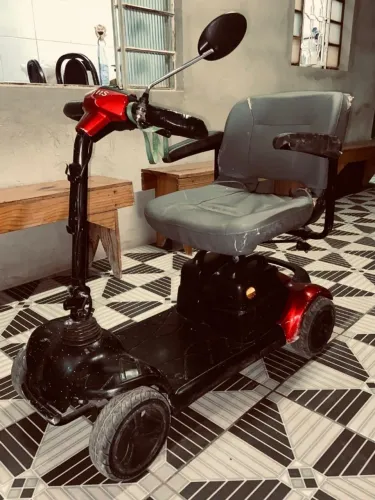 CADEIRINHA ELÉTRICA PARA PESSOAS COM MOBILIDADE REDUZIDA