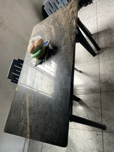 Mesa de granito cor preto/sem as cadeiras.