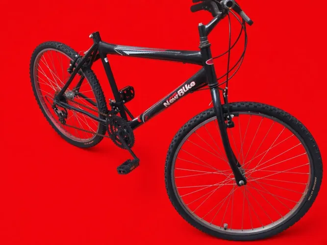 Bicicleta aro 26 com dois pneus furados e sem banco