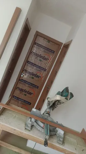 Empresa de acabamento de porta e piso laminado 