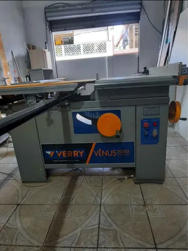 Vende-se esquadrejadeira