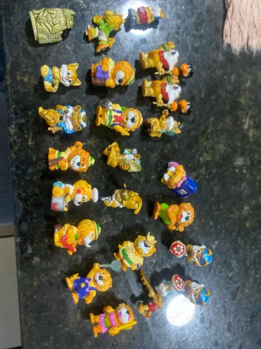 Leões kinder ovo