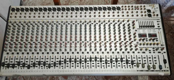 Mesa de som behringer 32 canais