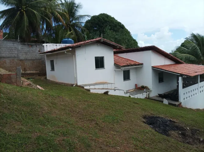 Casa 3/4 +um pra emprega uma suíte sala e varandas grande com área