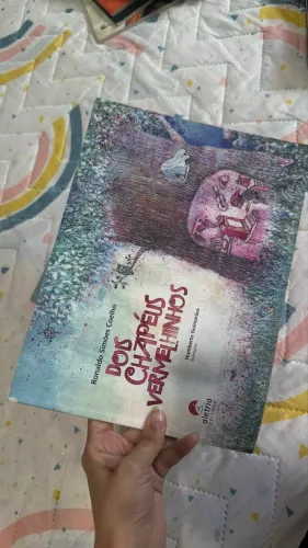 Dois chapéus vermelinhos