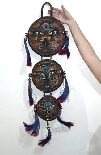 Arte africana representada por antigas máscaras tribal totens para parede materiais divers