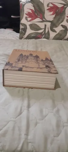 Cofre Camuflado em Formato de Livro. 24cm x5,5cm X 11,5 cm.
