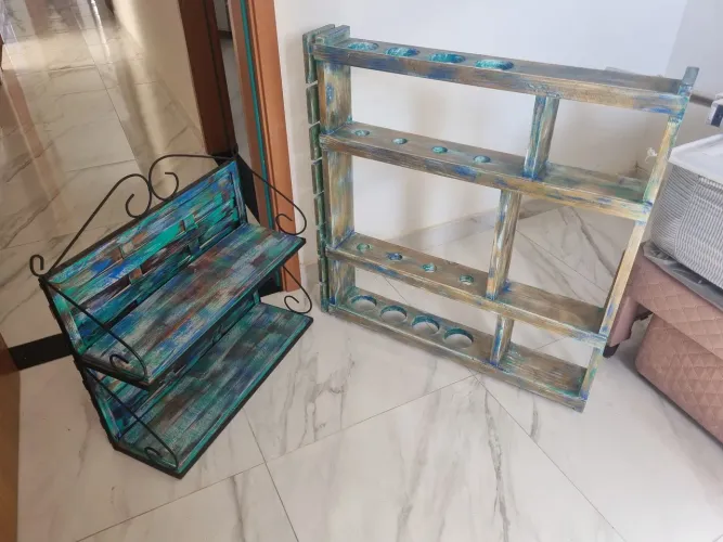 Porta taças e vinho mais prateleira. 
