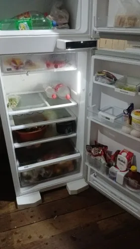 Vendo essa geladeira semi nova,ta boazinha,motivo comprei outra maior...