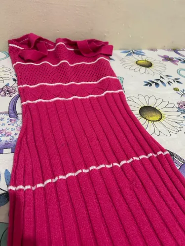 Vestido de Tricô Rosa Pink com Detalhes Brancos