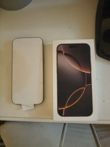 iPhone 16 pro max semi novo com acessórios na caixa .