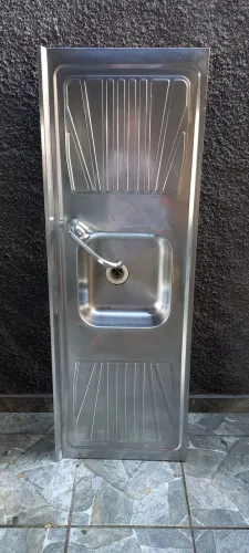 Pia de cozinha com torneira