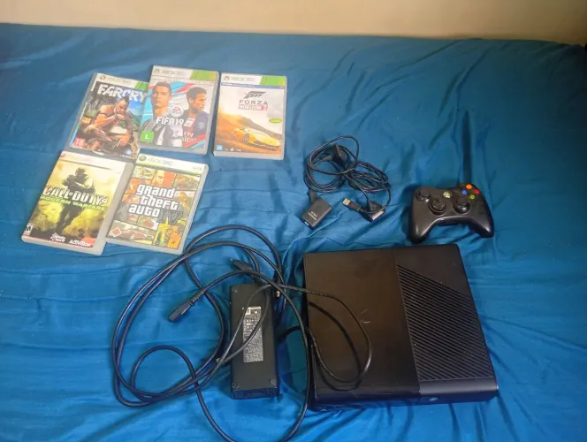 Estou vendendo um Xbox 360 mais está sem o cabo flat e está arranhado com luz vermelha