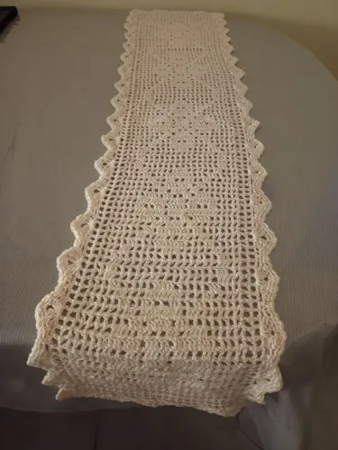 Caminho de mesa em crochê marfim