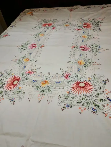 Antiguidade toalha de mesa grande, bordada, importada,acompanham 10 guardanapos c bordado