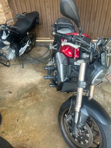 Honda CB 650R - 4 Cilindros, Potência e Estilo | Impecável!