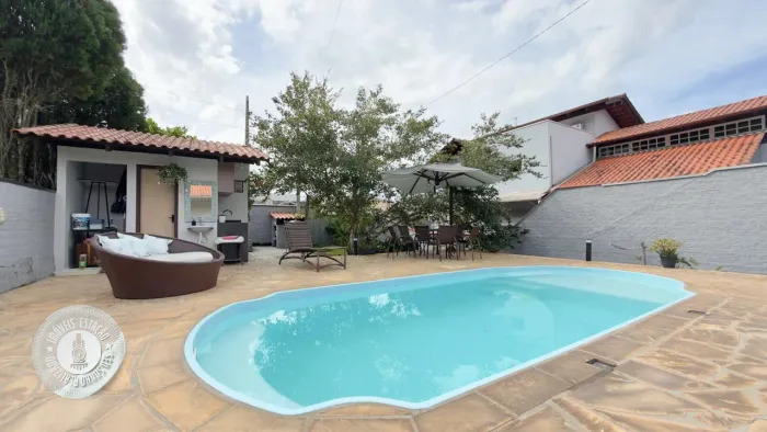 Casa aconchegante com 2 dormitórios, piscina e terreno espaçoso no Belchior