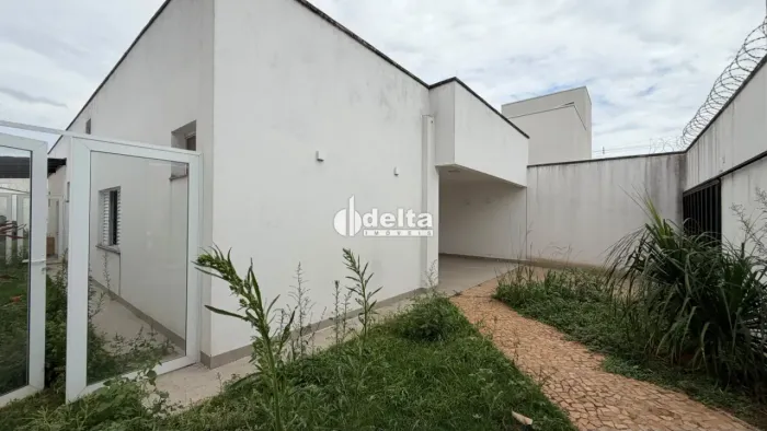Casa com 3 quartos sendo suítes disponível para venda no bairro Cidade Jardim em Uberlândi