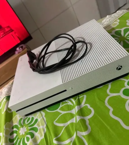 Xbox One S bem conservado sem controle 