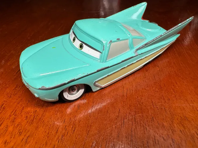 Carrinho Flo Carros Cars pixar Disney Store Original - Escala 1:43 (Die-Cast)