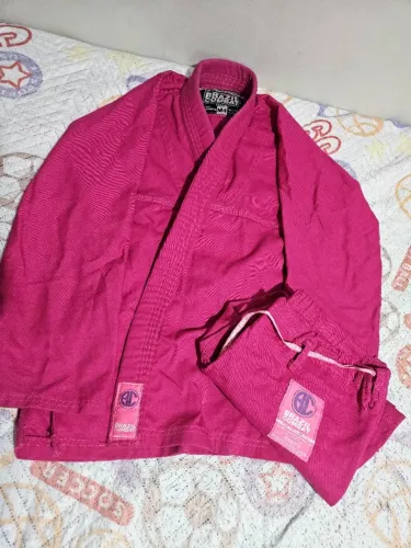 Vendo kimono infantil tamanho M4. Em excelente estado!!