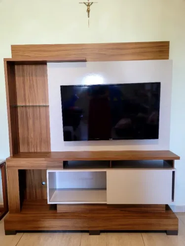 Rack com Painel para TV Madeira e Branco - Excelente Estado