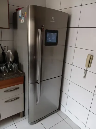 Geladeira eletrolux DT52x com display touch-screen revisada 