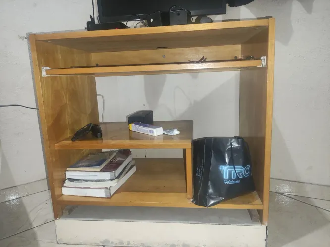 Monitor com mesa de computador 