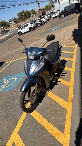 Vende-se Honda Biz 125 ex, único dono, 3 meses de uso, sem detalhes.
