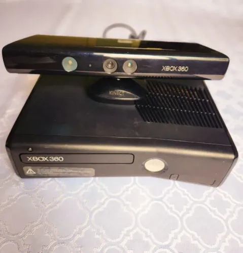Xbox 360 S 250GB + Kinect + 2 Controles + Acessórios
