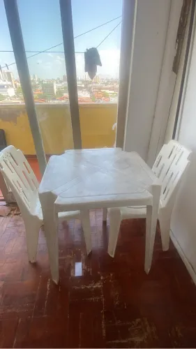 Vendo mesa e duas cadeiras