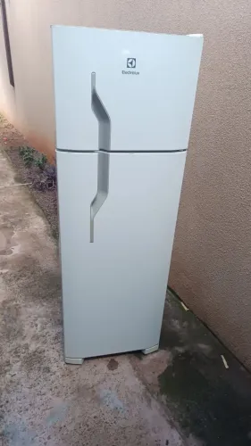 Geladeira seminova boa. Barato dou garantia