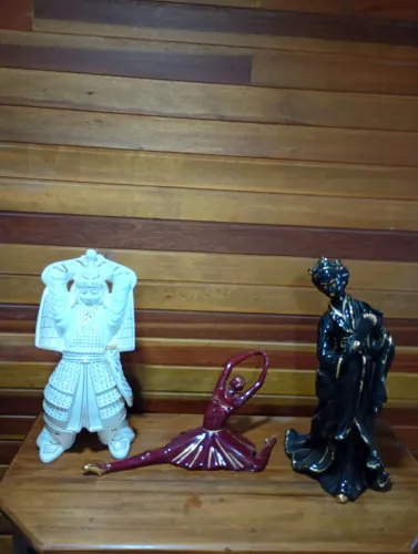 Três estatuetas de porcelana