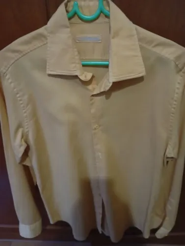 Camisa Social Acostamento Amarela M. Excelente estado. Pouco usada. Bonita p/ sair d noite