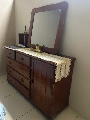 Cômoda / penteadeira/ guarda roupa - de madeira maciça 