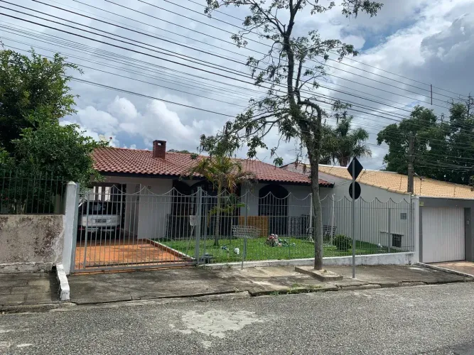 Excelente casa no Bacacheri com quintal, lareira e suíte com hidromassagem.