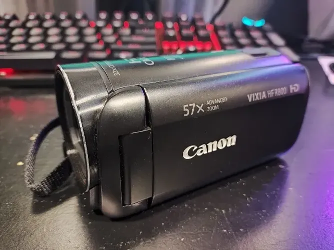 Filmadora Canon Vixia HFR800