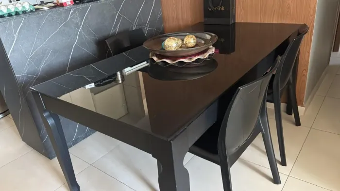 Mesa de jantar com 4 cadeiras 