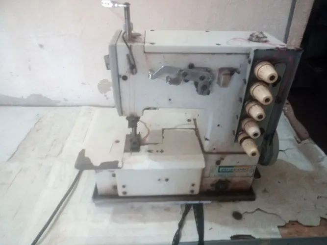 Máquina de costura galloneira