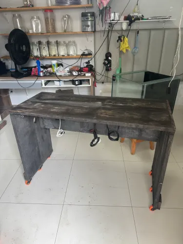 Mesa reforçada com rodinhas 